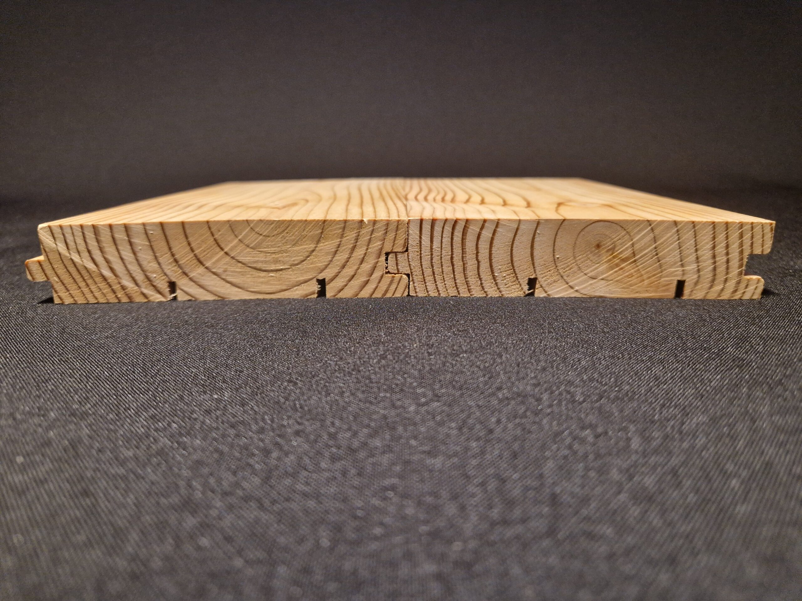 P3 – 28mmx132mm – Vörösfenyő hajópadló